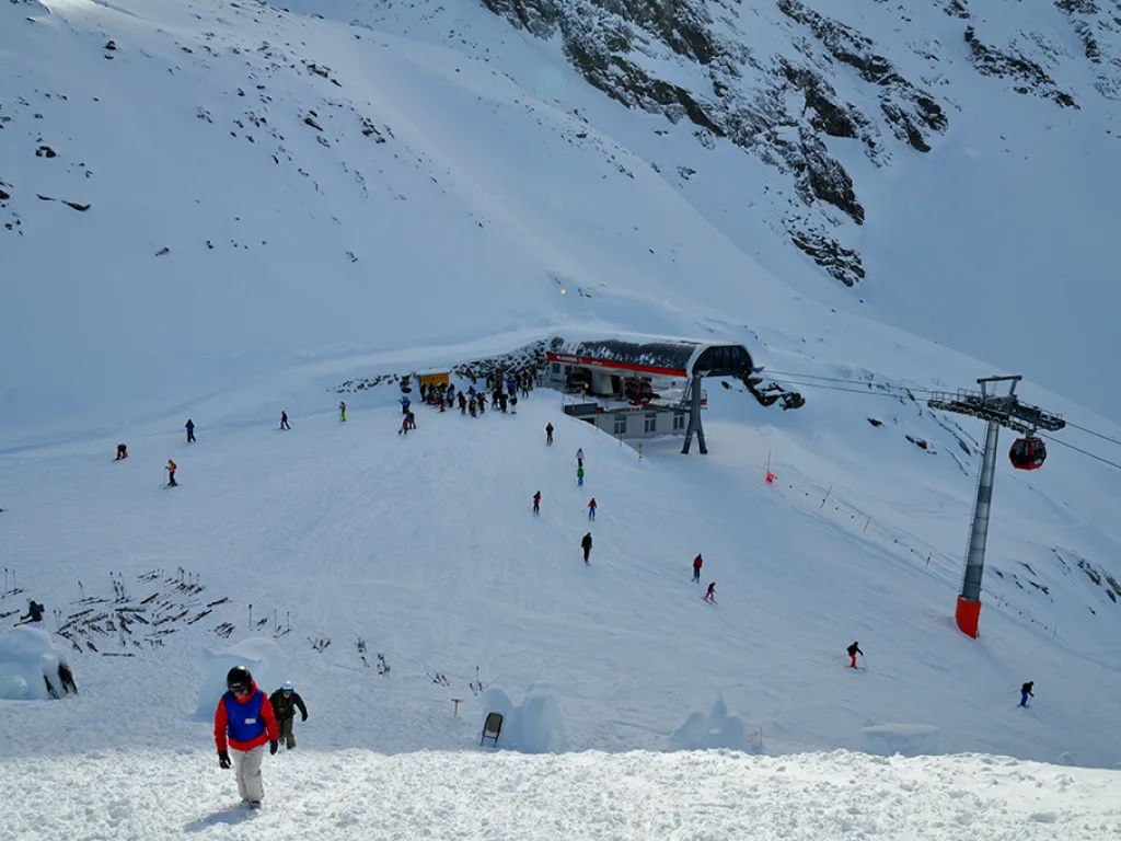 Blick von oben auf die Bergstation und die Piste.